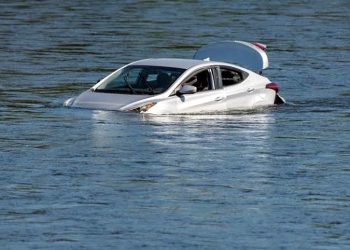 Naran, the car drifted into the river while making tick tock