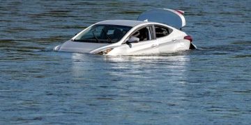 Naran, the car drifted into the river while making tick tock