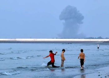 Revolutionary Guards announce halt to all energy exports from the Middle East.