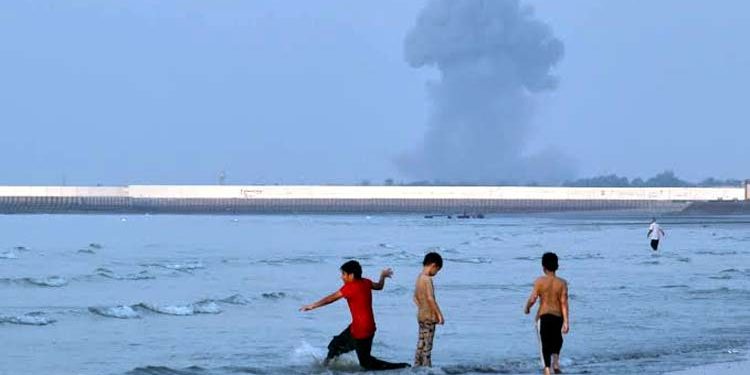 Revolutionary Guards announce halt to all energy exports from the Middle East.