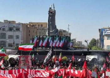 تہران میں علی خامنہ ای کے انگوٹھی پہنے ہاتھ کا دیو قامت مجسمہ نصب