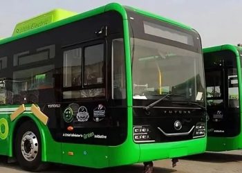 نواز شریف کا وعدہ پورا،آزاد کشمیر کیلئے 10الیکٹرک بسوں کا تحفہ آزاد کشمیر پہنچ گیا