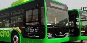 نواز شریف کا وعدہ پورا،آزاد کشمیر کیلئے 10الیکٹرک بسوں کا تحفہ آزاد کشمیر پہنچ گیا