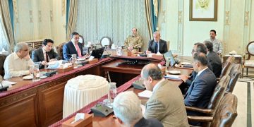وزیراعظم کی پیٹرولیم مصنوعات کی مصنوعی قلت پیدا کرنے والوں کیخلاف کارروائی کی ہدایت