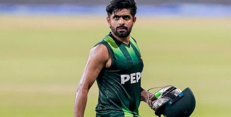 پاکستان کرکٹ ٹیم کو بڑا دھچکا،بابر اعظم انگلینڈ کے خلاف پہلے ٹیسٹ سے باہر