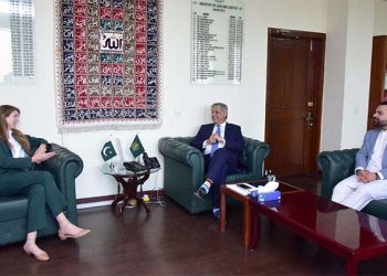 برطانوی ہائی کمشنر کی پاکستانی طلبہ کے ویزوں میں تاخیر کا معاملہ حل کرنے کی یقین دہانی