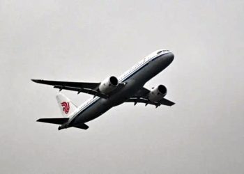 Chinese aircraft completes first international commercial flight.