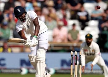 Leeds Test England bowled out for 409 in the first innings, taking a 238-run lead over Pakistan.