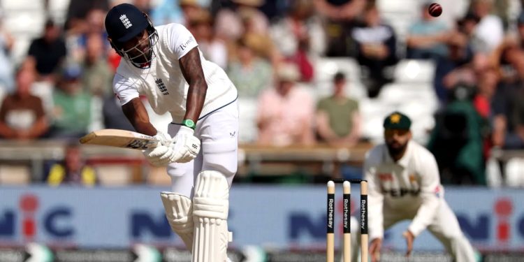 Leeds Test England bowled out for 409 in the first innings, taking a 238-run lead over Pakistan.