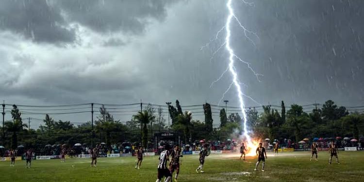 Lightning struck during a football match; a player lost his life.