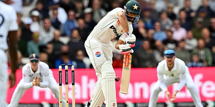 Lord's Test Pakistan loses fourth wicket; troubles mount further.
