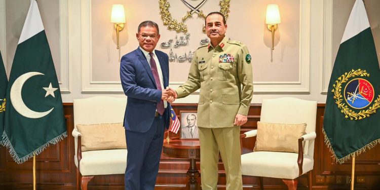 ملائیشین وزیر داخلہ کی فیلڈ مارشل سے ملاقات، دفاعی تعاون بڑھانے پر اتفاق