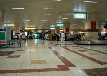 محسن نقوی کا لاہور ایئرپورٹ کا اچانک دورہ، امیگریشن عمل تیز کرنے کا حکم