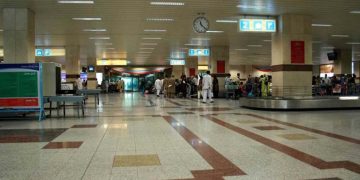 محسن نقوی کا لاہور ایئرپورٹ کا اچانک دورہ، امیگریشن عمل تیز کرنے کا حکم