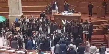 پنجاب اسمبلی میں اپوزیشن کا شدید احتجاج، سپیکر ڈائس کا گھیراؤ