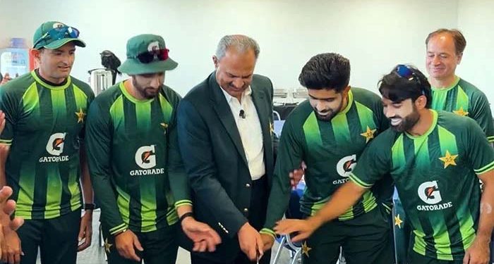 انگلینڈ میں پاکستان کرکٹ ٹیم نے یوم آزادی پر کیک کاٹا