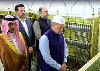 Prime Minister Shahbaz Sharif visits the Holy Shrine of the Prophet (peace be upon him) in Medina.