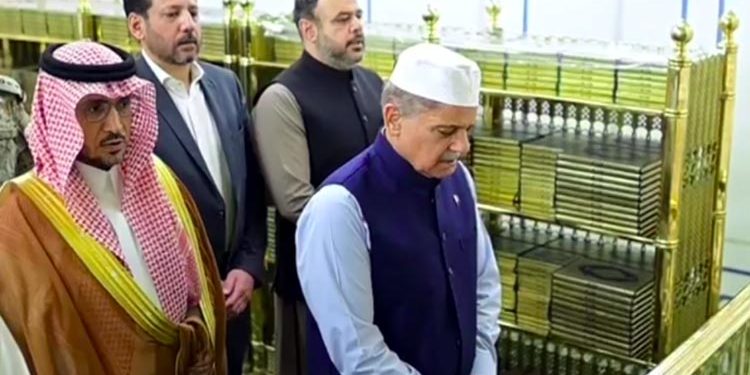 Prime Minister Shahbaz Sharif visits the Holy Shrine of the Prophet (peace be upon him) in Medina.