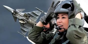 Thai Queen prepares to become a fighter pilot.