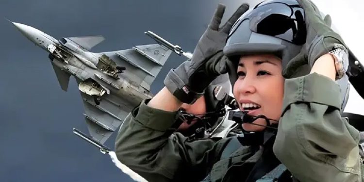 Thai Queen prepares to become a fighter pilot.