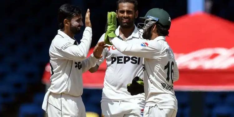 The Pakistan Test squad has arrived in England from the West Indies.