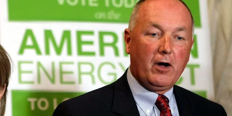 Thousands of Canadian citizens support expelling the US ambassador.