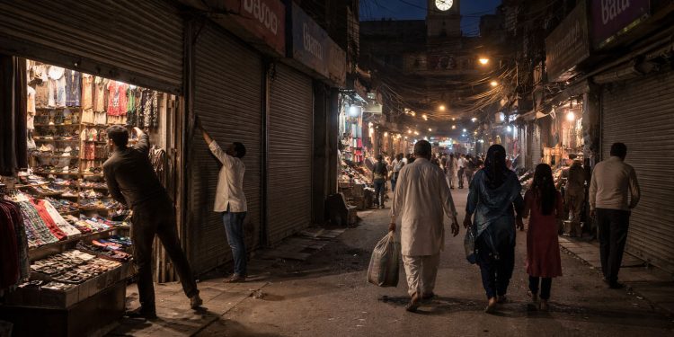 کفایت شعاری اقدامات کا اعلان ،سرکاری گاڑیوں کا پٹرول 50فیصد کم ،غیر ملکی دوروں پر پابندی،دکانیں رات 9بجے بند