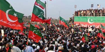 لانگ مارچ پر پی ٹی آئی قیادت میں اختلافات، حکمت عملی بدلنے اور مارچ ملتوی کرنے پر غور