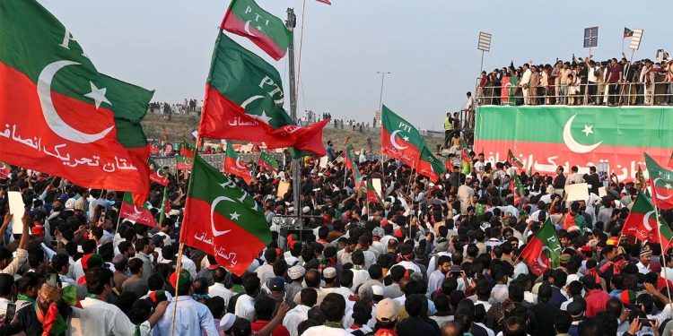 لانگ مارچ پر پی ٹی آئی قیادت میں اختلافات، حکمت عملی بدلنے اور مارچ ملتوی کرنے پر غور