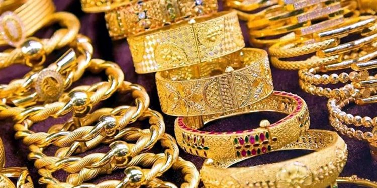 Gold becomes more expensive; price of one tola rises by Rs 3,900.
