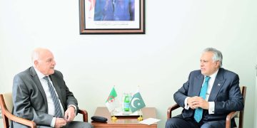 اسحاق ڈار کی نیویارک میں الجزائر کے وزیر خارجہ احمد عطاف سے ملاقات
