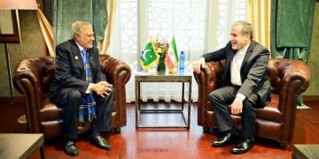 Ishaq Dar meets Iranian Foreign Minister, agrees to continue mutual contacts