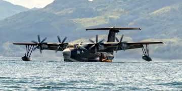 Joint rescue exercise between Japan's advanced naval aircraft and US Air Force aircraft