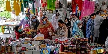 Markets to close at 9 PM; traders and the public concerned over the government's decision.