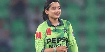 قومی ویمن ٹیم کی کپتان فاطمہ ثنا سپر لیگ کھیلنے کینیڈا پہنچ گئیں