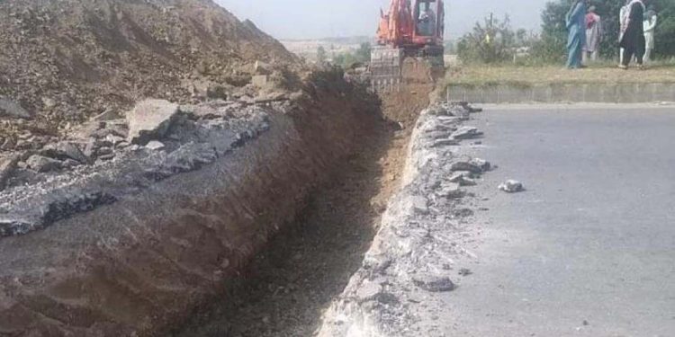 پی ٹی آئی کا لانگ مارچ،اسلام آباد کے داخلی راستوں پر خندقیں کھودنے ،مورچے بنانے کا فیصلہ