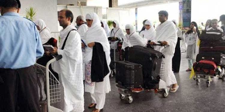 Polio, meningitis and influenza vaccines mandatory for Umrah pilgrims, only one center in Lahore, rush of pilgrims