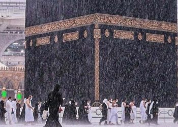 Rain of mercy in Makkah Al-Mukarramah; Umrah pilgrims continued performing Tawaf amidst the rain.
