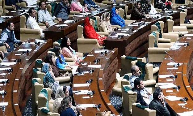 سندھ اسمبلی میں پٹرولیم مصنوعات کی قیمتوں میں کمی کیلئے قرارداد منظور