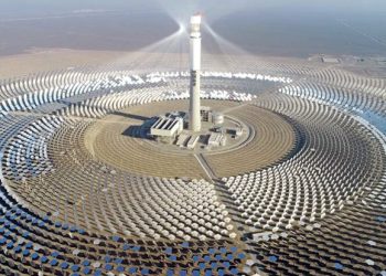 Solar power generation in China has surpassed that of coal-fired power plants.