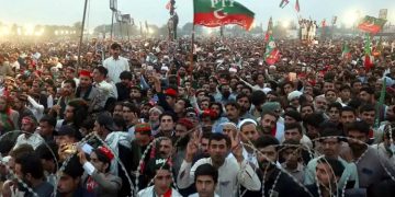 Tehreek-e-Insaf decides not to call off the long march; announces plans to mobilize convoys from across the country on October 4.