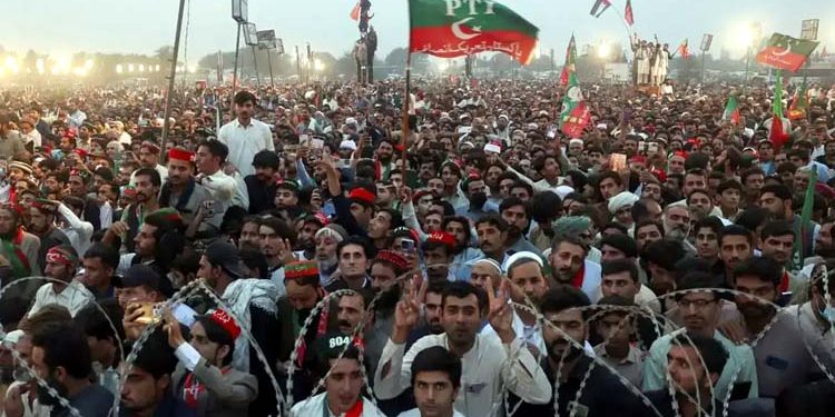 Tehreek-e-Insaf decides not to call off the long march; announces plans to mobilize convoys from across the country on October 4.