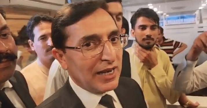 اداروں یا اسلام آباد پر حملہ نہیں کرینگے،پرامن رہیں گے ،بیرسٹر گوہر