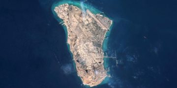 Why are Larak and Kharg Islands so important for Iran