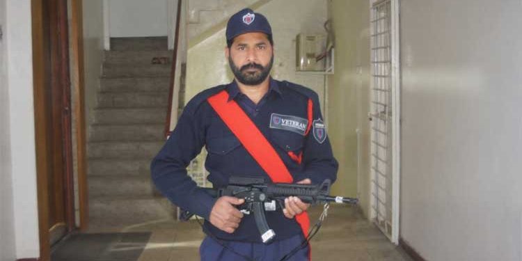 12-hour shifts, a salary of only 30,000! Why is the life of a security guard in Pakistan valued so cheaply