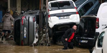 80-year record for heavy rainfall broken in Istanbul; 3 people killed.