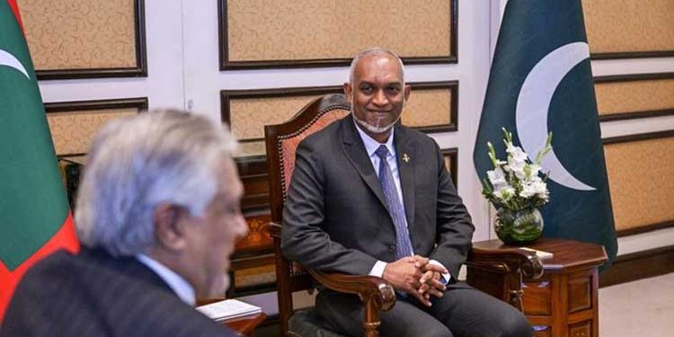 A grand reception ceremony was held at the Prime Minister's House in honor of the President of the Maldives, with a guard of honor presented.