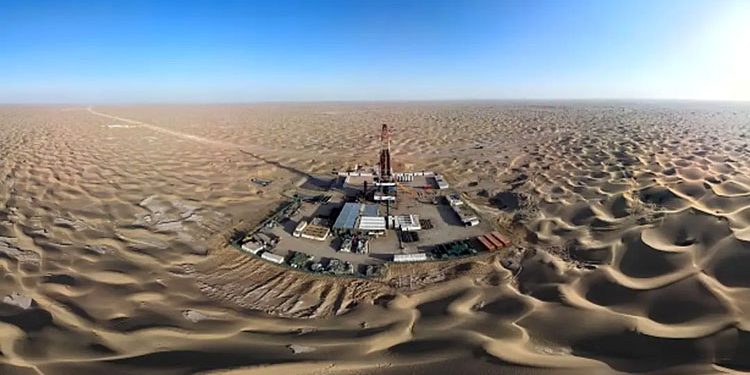 A large reserve of oil and gas has been discovered in the Chinese desert.
