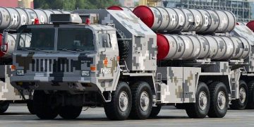 China demonstrates rapid deployment of the HQ-9B air defense system for desert warfare.