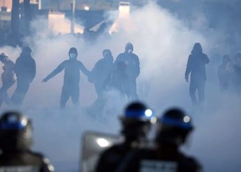 Decision to keep 500 schools closed in France due to student protests and security concerns.